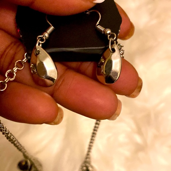 NWT! Gorgeous Silver Necklace, Earrings and Bracelet Set! Ready to Ship! - Picture 3 of 4